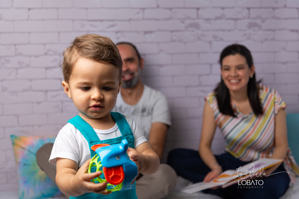 como-e-bom-ser-crianca-brincadeira-de-crianca-dia-das-criancas-2020-ensaio-fotografico -de-dia-das-criancas-fotografia-de-crianca-cabana-infantil-cabana-para-ensaio-fotografico-pintura-tie-dye-estudio-fotografico-em-barbacena-isabela-lobato-fotografia