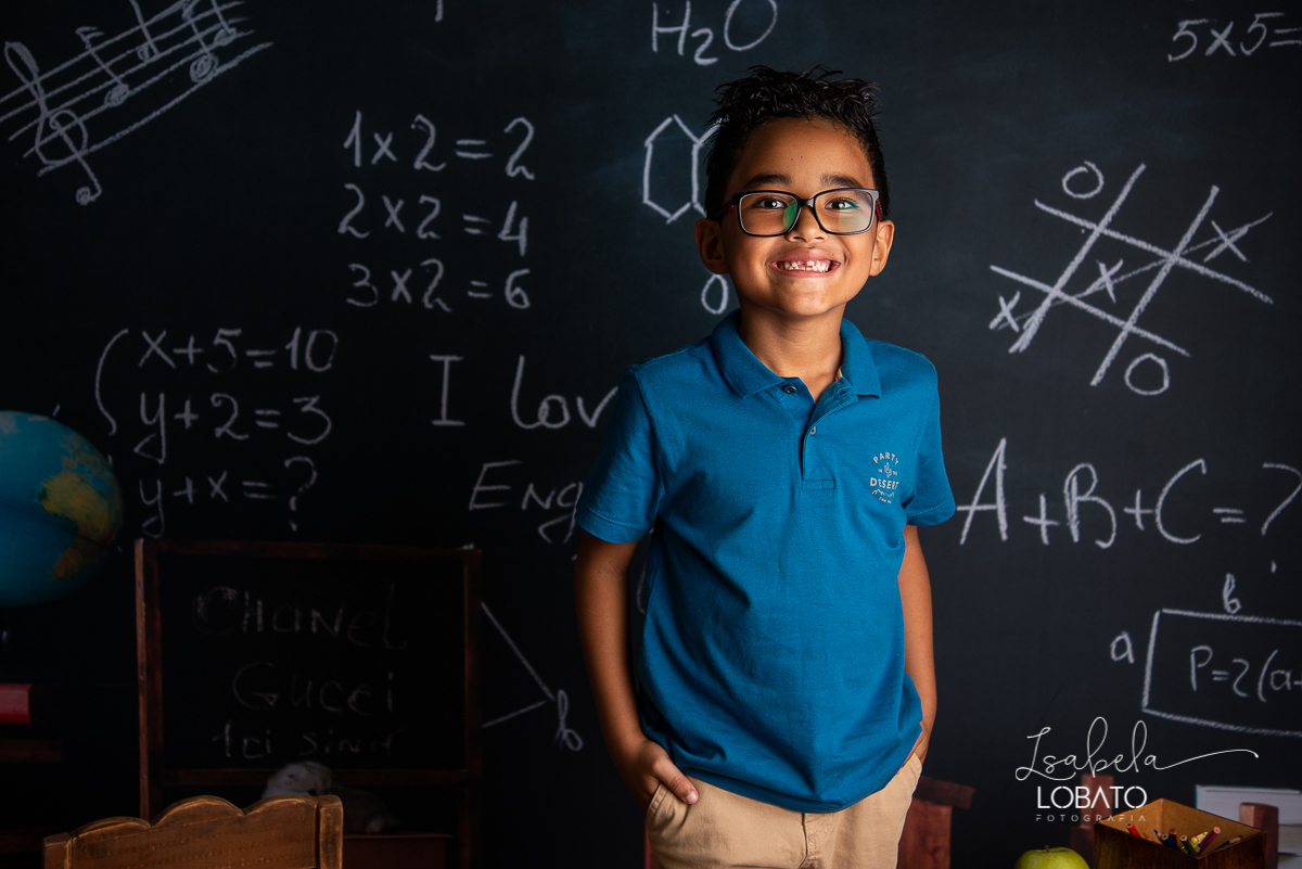 pandemia-covid19-alunos-sem-escola-alunos-estudando-em-casa-ensino-fundamental-a-distancia-novo-metodo-de-educacao-a-distancia-as-escolas-fechadas-os-pais-professores-licao-de-casa-material-escolar-dia-das-criancas-2020-ensaio-fotografico-dia-das-criancas