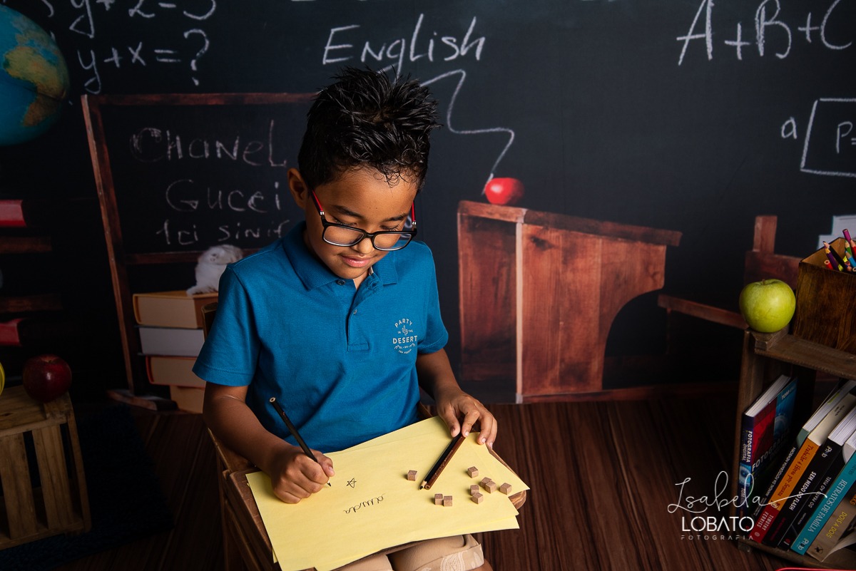 pandemia-covid19-alunos-sem-escola-alunos-estudando-em-casa-ensino-fundamental-a-distancia-novo-metodo-de-educacao-a-distancia-as-escolas-fechadas-os-pais-professores-licao-de-casa-material-escolar-dia-das-criancas-2020-ensaio-fotografico-dia-das-criancas