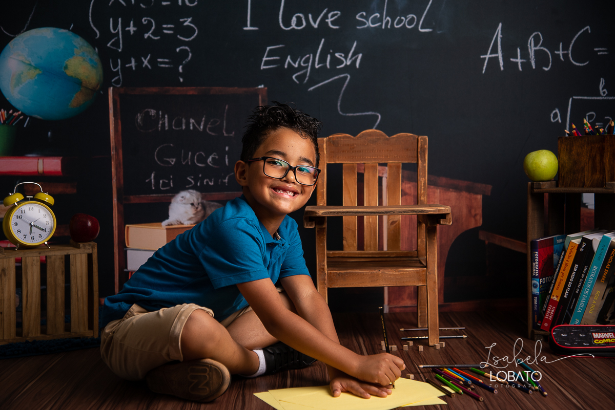 pandemia-covid19-alunos-sem-escola-alunos-estudando-em-casa-ensino-fundamental-a-distancia-novo-metodo-de-educacao-a-distancia-as-escolas-fechadas-os-pais-professores-licao-de-casa-material-escolar-dia-das-criancas-2020-ensaio-fotografico-dia-das-criancas