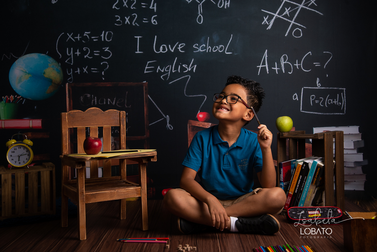 pandemia-covid19-alunos-sem-escola-alunos-estudando-em-casa-ensino-fundamental-a-distancia-novo-metodo-de-educacao-a-distancia-as-escolas-fechadas-os-pais-professores-licao-de-casa-material-escolar-dia-das-criancas-2020-ensaio-fotografico-dia-das-criancas