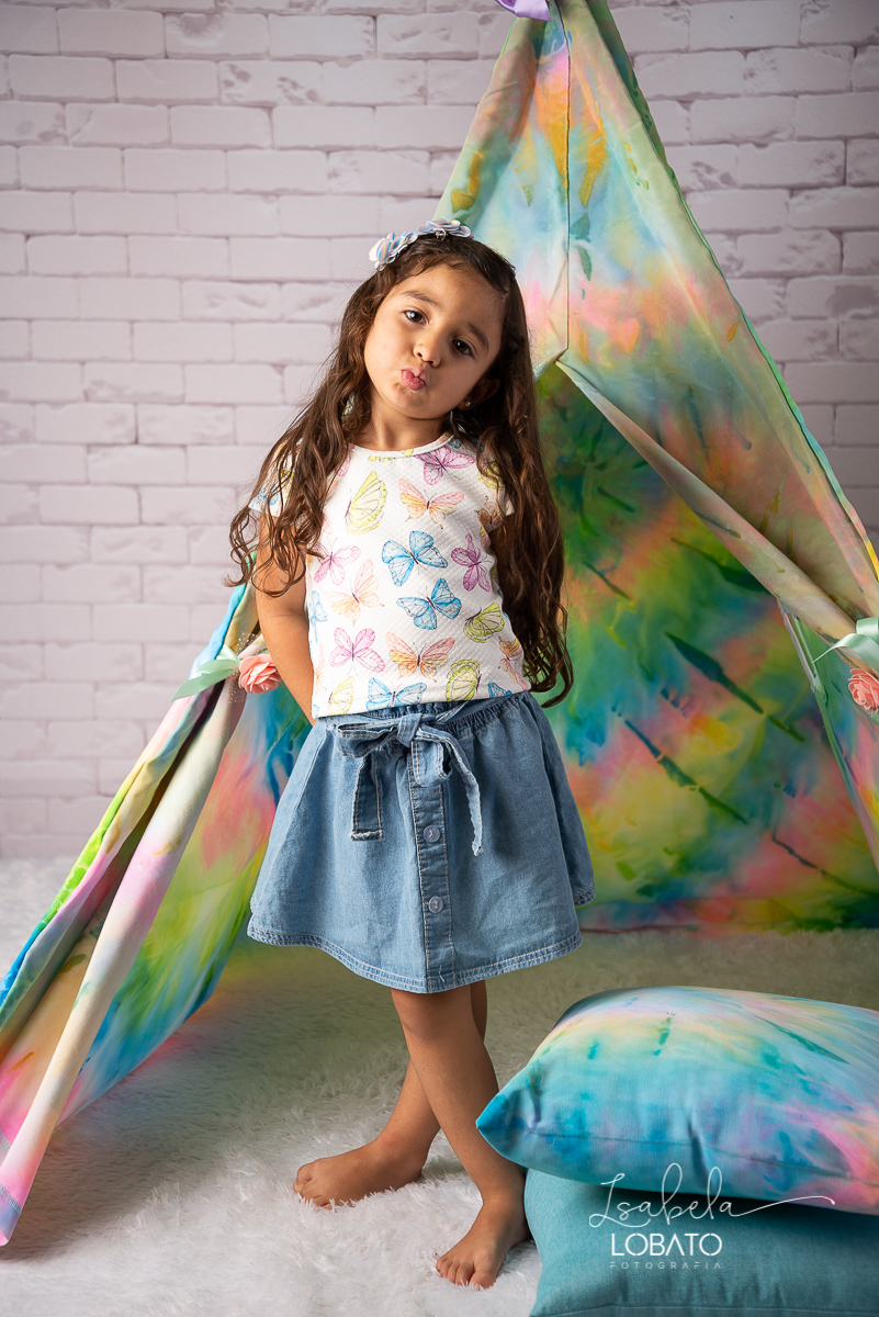 como-e-bom-ser-crianca-brincadeira-de-crianca-dia-das-criancas-2020-ensaio-fotografico -de-dia-das-criancas-fotografia-de-crianca-cabana-infantil-cabana-para-ensaio-fotografico-pintura-tie-dye-estudio-fotografico-em-barbacena-isabela-lobato-fotografia