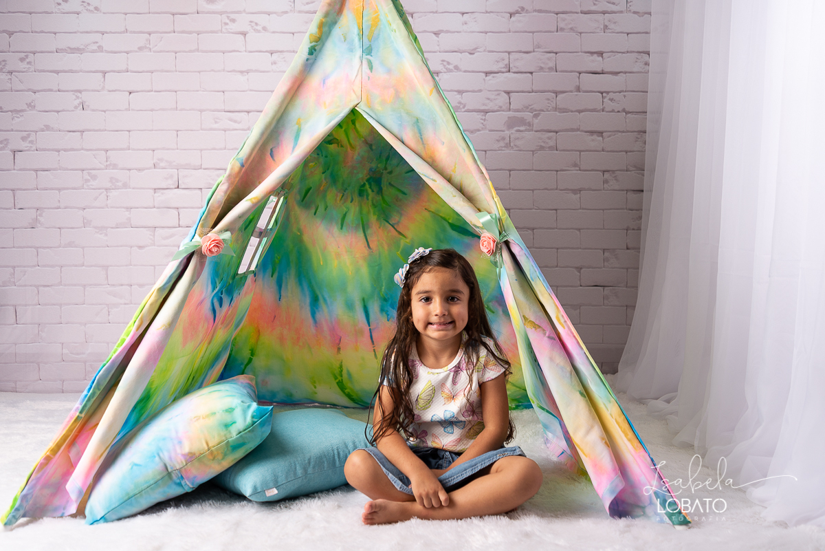como-e-bom-ser-crianca-brincadeira-de-crianca-dia-das-criancas-2020-ensaio-fotografico -de-dia-das-criancas-fotografia-de-crianca-cabana-infantil-cabana-para-ensaio-fotografico-pintura-tie-dye-estudio-fotografico-em-barbacena-isabela-lobato-fotografia