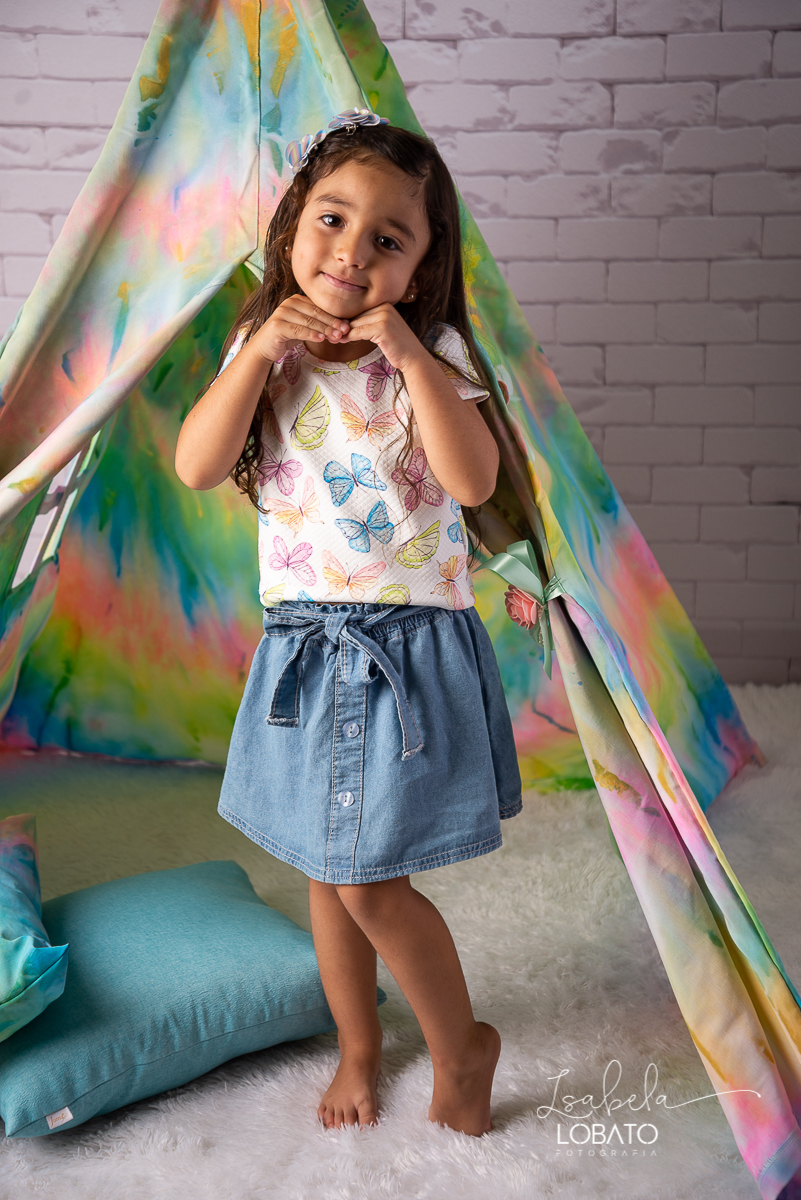 como-e-bom-ser-crianca-brincadeira-de-crianca-dia-das-criancas-2020-ensaio-fotografico -de-dia-das-criancas-fotografia-de-crianca-cabana-infantil-cabana-para-ensaio-fotografico-pintura-tie-dye-estudio-fotografico-em-barbacena-isabela-lobato-fotografia