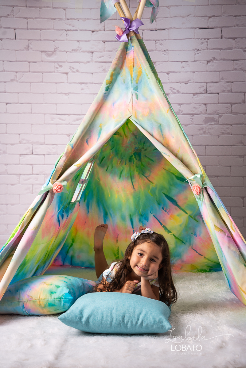 como-e-bom-ser-crianca-brincadeira-de-crianca-dia-das-criancas-2020-ensaio-fotografico -de-dia-das-criancas-fotografia-de-crianca-cabana-infantil-cabana-para-ensaio-fotografico-pintura-tie-dye-estudio-fotografico-em-barbacena-isabela-lobato-fotografia