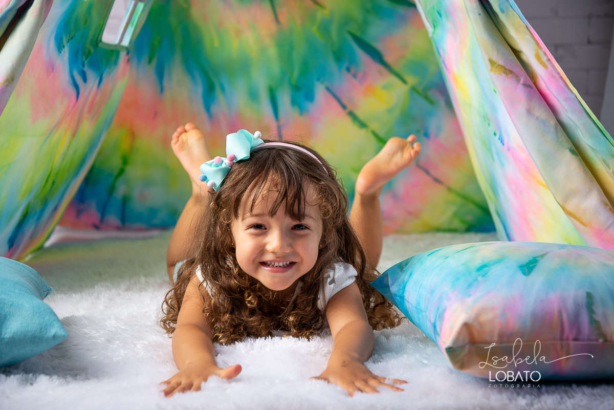 como-e-bom-ser-crianca-brincadeira-de-crianca-dia-das-criancas-2020-ensaio-fotografico -de-dia-das-criancas-fotografia-de-crianca-cabana-infantil-cabana-para-ensaio-fotografico-pintura-tie-dye-estudio-fotografico-em-barbacena-isabela-lobato-fotografia