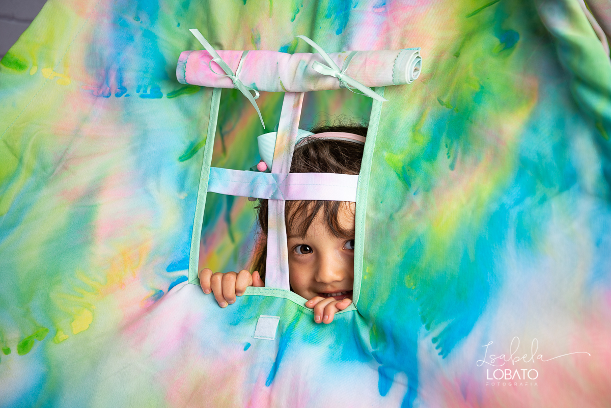 como-e-bom-ser-crianca-brincadeira-de-crianca-dia-das-criancas-2020-ensaio-fotografico -de-dia-das-criancas-fotografia-de-crianca-cabana-infantil-cabana-para-ensaio-fotografico-pintura-tie-dye-estudio-fotografico-em-barbacena-isabela-lobato-fotografia