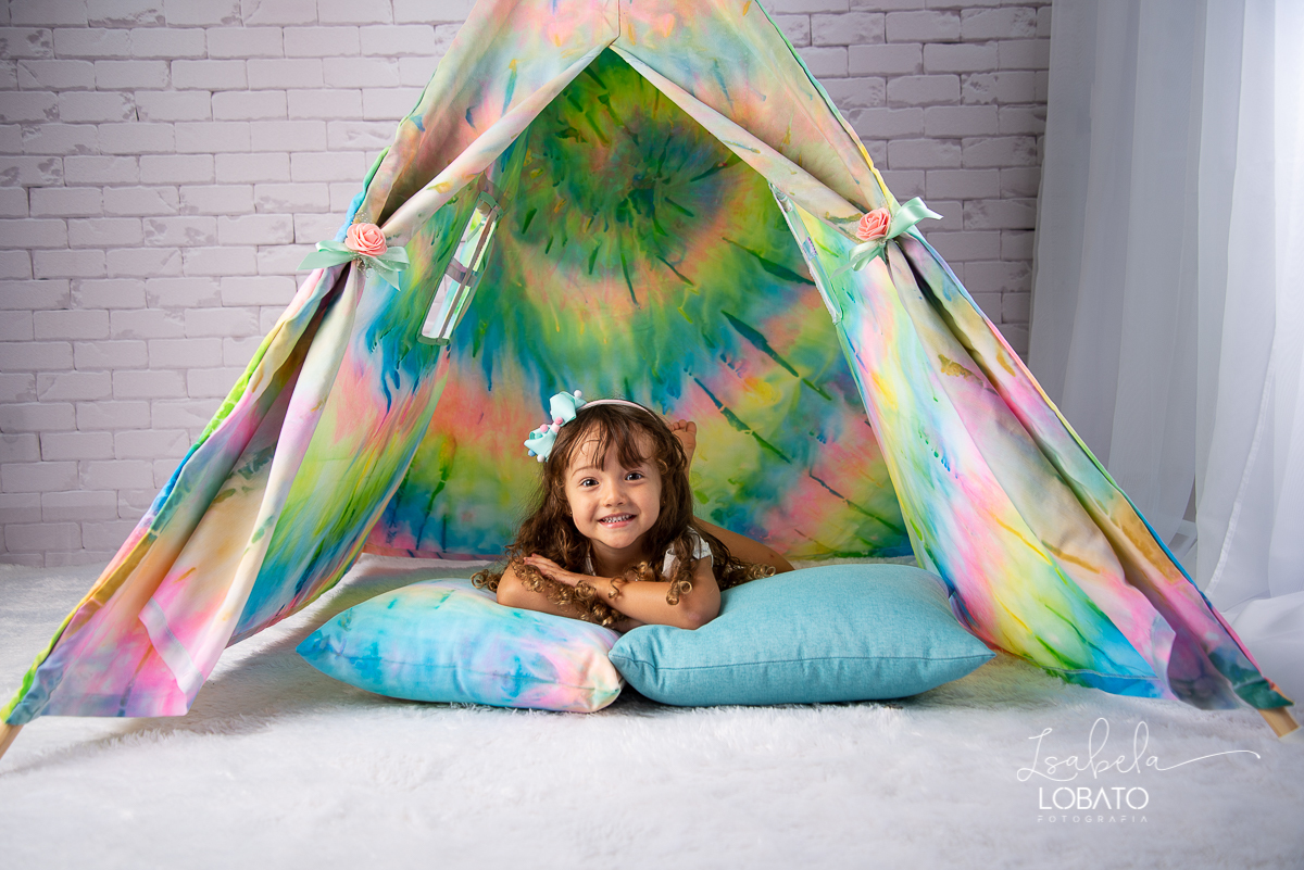 como-e-bom-ser-crianca-brincadeira-de-crianca-dia-das-criancas-2020-ensaio-fotografico -de-dia-das-criancas-fotografia-de-crianca-cabana-infantil-cabana-para-ensaio-fotografico-pintura-tie-dye-estudio-fotografico-em-barbacena-isabela-lobato-fotografia