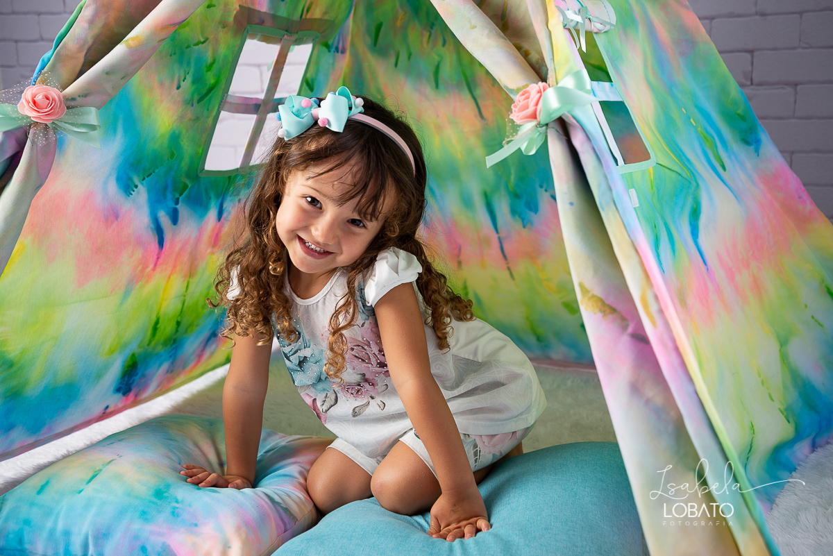 como-e-bom-ser-crianca-brincadeira-de-crianca-dia-das-criancas-2020-ensaio-fotografico -de-dia-das-criancas-fotografia-de-crianca-cabana-infantil-cabana-para-ensaio-fotografico-pintura-tie-dye-estudio-fotografico-em-barbacena-isabela-lobato-fotografia