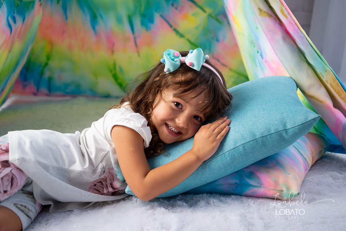 como-e-bom-ser-crianca-brincadeira-de-crianca-dia-das-criancas-2020-ensaio-fotografico -de-dia-das-criancas-fotografia-de-crianca-cabana-infantil-cabana-para-ensaio-fotografico-pintura-tie-dye-estudio-fotografico-em-barbacena-isabela-lobato-fotografia