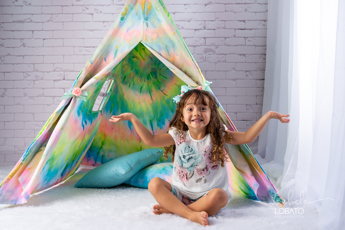 como-e-bom-ser-crianca-brincadeira-de-crianca-dia-das-criancas-2020-ensaio-fotografico -de-dia-das-criancas-fotografia-de-crianca-cabana-infantil-cabana-para-ensaio-fotografico-pintura-tie-dye-estudio-fotografico-em-barbacena-isabela-lobato-fotografia