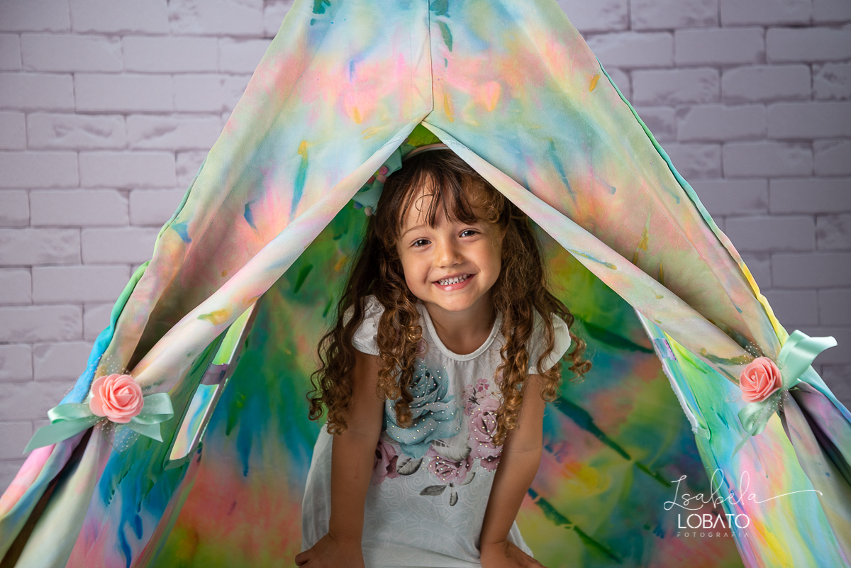 como-e-bom-ser-crianca-brincadeira-de-crianca-dia-das-criancas-2020-ensaio-fotografico -de-dia-das-criancas-fotografia-de-crianca-cabana-infantil-cabana-para-ensaio-fotografico-pintura-tie-dye-estudio-fotografico-em-barbacena-isabela-lobato-fotografia