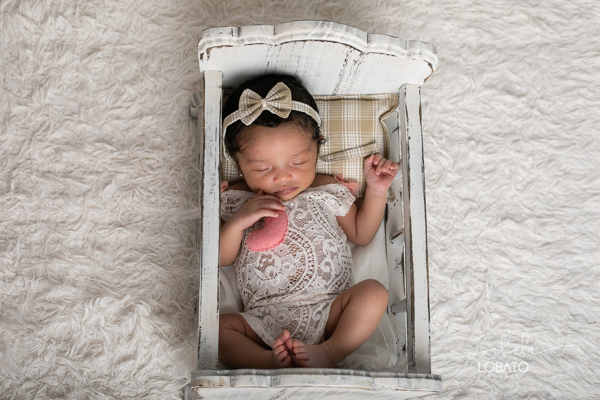 fotografia-de-bebes-foto-de-recem-nascido-ensaio-fotografico-de-bebe-recem-nascido-ensaio-newborn-bebes-primeiros-dias-lefotick-props-do-bem-acompanhamento-criativo-estudio-fotografico-para-bebes-melhor-fotografa-de-barbabacena-isabela-lobato-fotografia