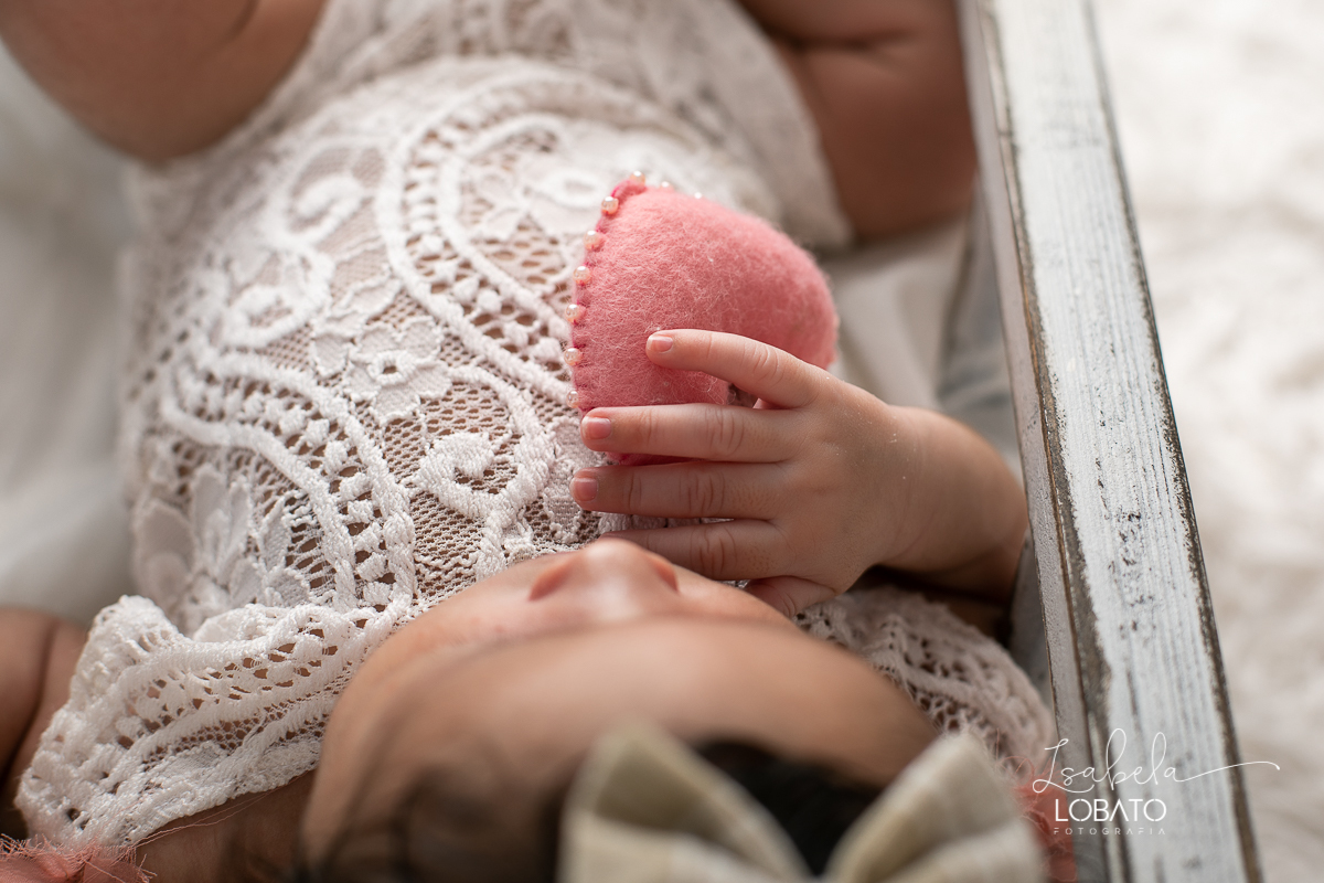 fotografia-de-bebes-foto-de-recem-nascido-ensaio-fotografico-de-bebe-recem-nascido-ensaio-newborn-bebes-primeiros-dias-lefotick-props-do-bem-acompanhamento-criativo-estudio-fotografico-para-bebes-melhor-fotografa-de-barbabacena-isabela-lobato-fotografia