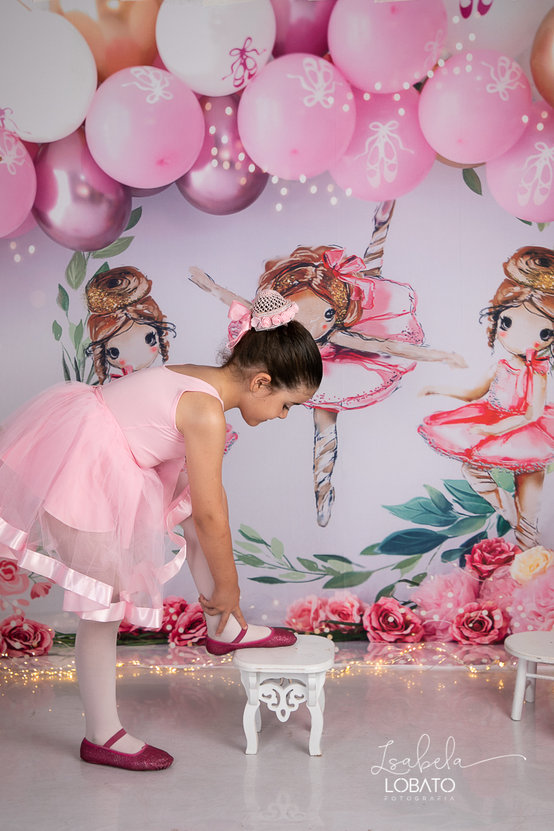 ensaio-fotografico-bailarina-ballet-bale-fotos-de-bailarina-sapatilha-roupa-de-bale-ensaio-de-bale-na-pontinha-do-pe-fotografa-de-crianca-em-barbacena-e-regiao-isabela-lobato-fotografia-estudio-fotografico-melhor-fotografa-minas-gerais-luz-de-estudio-foto