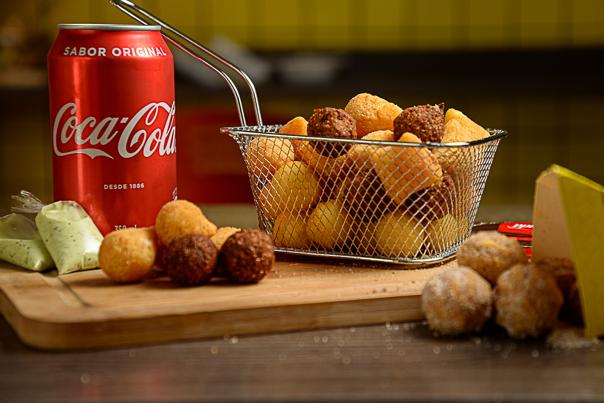 coxinha-empada-quibe-salgados-frito-salgado-assado-pastel-de-angu-risole-de-carne-batata-rustica-batata-frita-kone-show-barbacena-coca-cola-espetinho-de-frango-mini-salgados-ai-que-fome-barbacena-fotografa-de-gastronomia-fotografia-gourmet-foto-de-comida