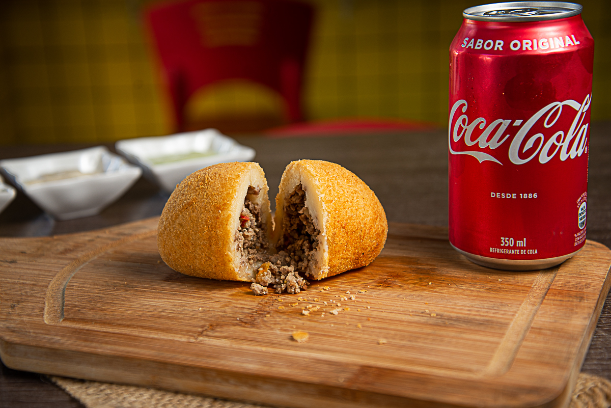 coxinha-empada-quibe-salgados-frito-salgado-assado-pastel-de-angu-risole-de-carne-batata-rustica-batata-frita-kone-show-barbacena-coca-cola-espetinho-de-frango-mini-salgados-ai-que-fome-barbacena-fotografa-de-gastronomia-fotografia-gourmet-foto-de-comida
