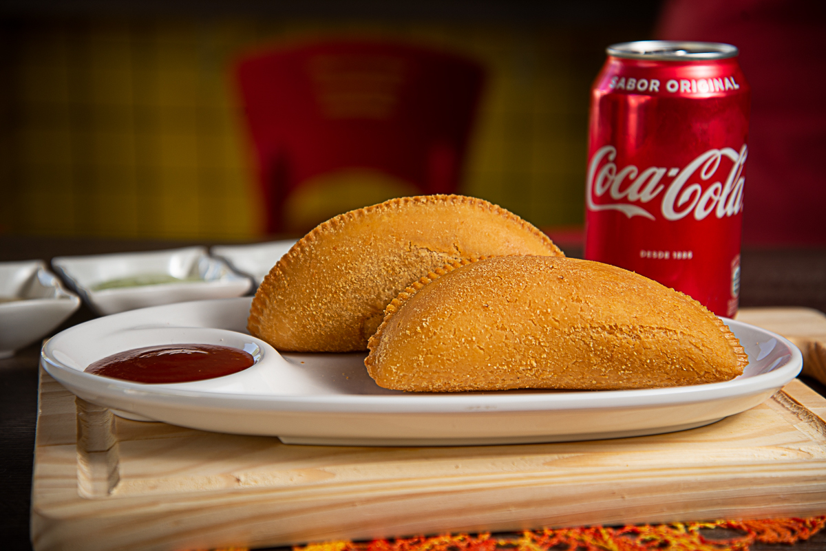 coxinha-empada-quibe-salgados-frito-salgado-assado-pastel-de-angu-risole-de-carne-batata-rustica-batata-frita-kone-show-barbacena-coca-cola-espetinho-de-frango-mini-salgados-ai-que-fome-barbacena-fotografa-de-gastronomia-fotografia-gourmet-foto-de-comida