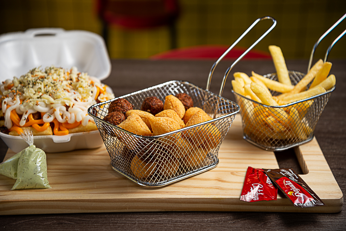 coxinha-empada-quibe-salgados-frito-salgado-assado-pastel-de-angu-risole-de-carne-batata-rustica-batata-frita-kone-show-barbacena-coca-cola-espetinho-de-frango-mini-salgados-ai-que-fome-barbacena-fotografa-de-gastronomia-fotografia-gourmet-foto-de-comida