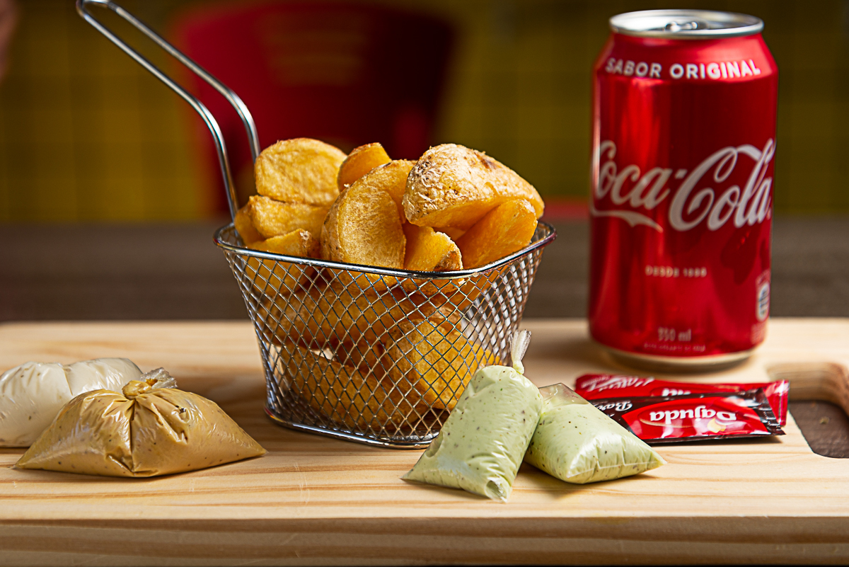 coxinha-empada-quibe-salgados-frito-salgado-assado-pastel-de-angu-risole-de-carne-batata-rustica-batata-frita-kone-show-barbacena-coca-cola-espetinho-de-frango-mini-salgados-ai-que-fome-barbacena-fotografa-de-gastronomia-fotografia-gourmet-foto-de-comida