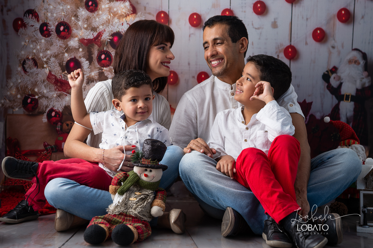 natal-2020-mini-sessao-fotografica-de-natal-ensaio-de-natal-o-natal-vem-vindo-vem-vindo-o-natal-dingo-bell-papai-noel-noite-de-natal-arvore-de-natal-boneco-de-neve-fundo-fotografico-de-natal-ideias-de-cenarios-de-natal-estudio-fotografico-barbacena
