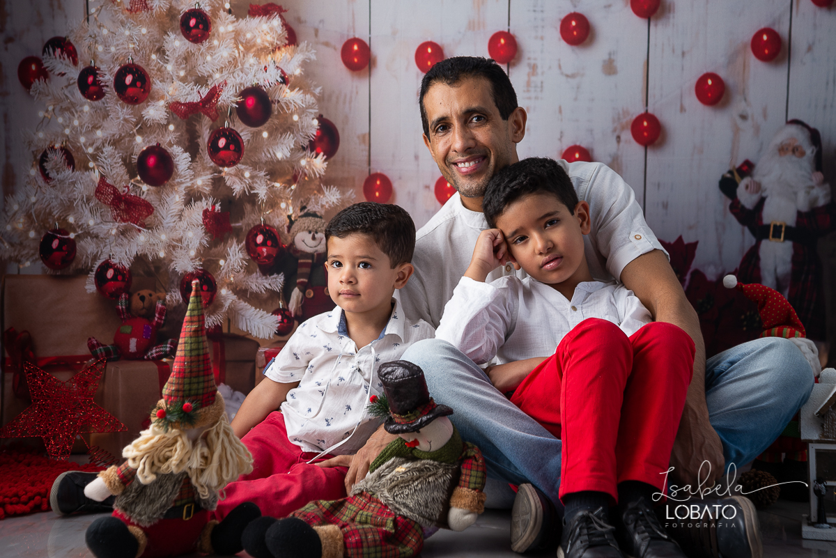 natal-2020-mini-sessao-fotografica-de-natal-ensaio-de-natal-o-natal-vem-vindo-vem-vindo-o-natal-dingo-bell-papai-noel-noite-de-natal-arvore-de-natal-boneco-de-neve-fundo-fotografico-de-natal-ideias-de-cenarios-de-natal-estudio-fotografico-barbacena