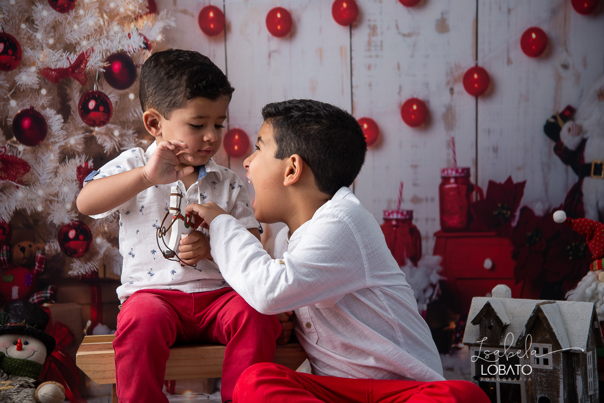 natal-2020-mini-sessao-fotografica-de-natal-ensaio-de-natal-o-natal-vem-vindo-vem-vindo-o-natal-dingo-bell-papai-noel-noite-de-natal-arvore-de-natal-boneco-de-neve-fundo-fotografico-de-natal-ideias-de-cenarios-de-natal-estudio-fotografico-barbacena