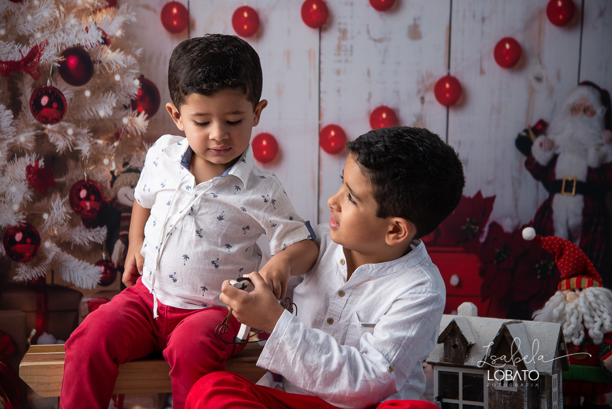 natal-2020-mini-sessao-fotografica-de-natal-ensaio-de-natal-o-natal-vem-vindo-vem-vindo-o-natal-dingo-bell-papai-noel-noite-de-natal-arvore-de-natal-boneco-de-neve-fundo-fotografico-de-natal-ideias-de-cenarios-de-natal-estudio-fotografico-barbacena