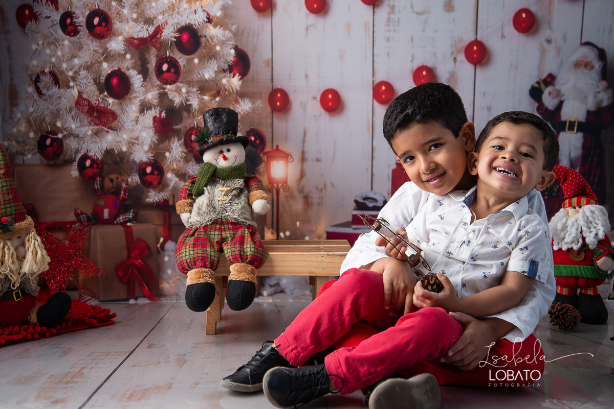 natal-2020-mini-sessao-fotografica-de-natal-ensaio-de-natal-o-natal-vem-vindo-vem-vindo-o-natal-dingo-bell-papai-noel-noite-de-natal-arvore-de-natal-boneco-de-neve-fundo-fotografico-de-natal-ideias-de-cenarios-de-natal-estudio-fotografico-barbacena