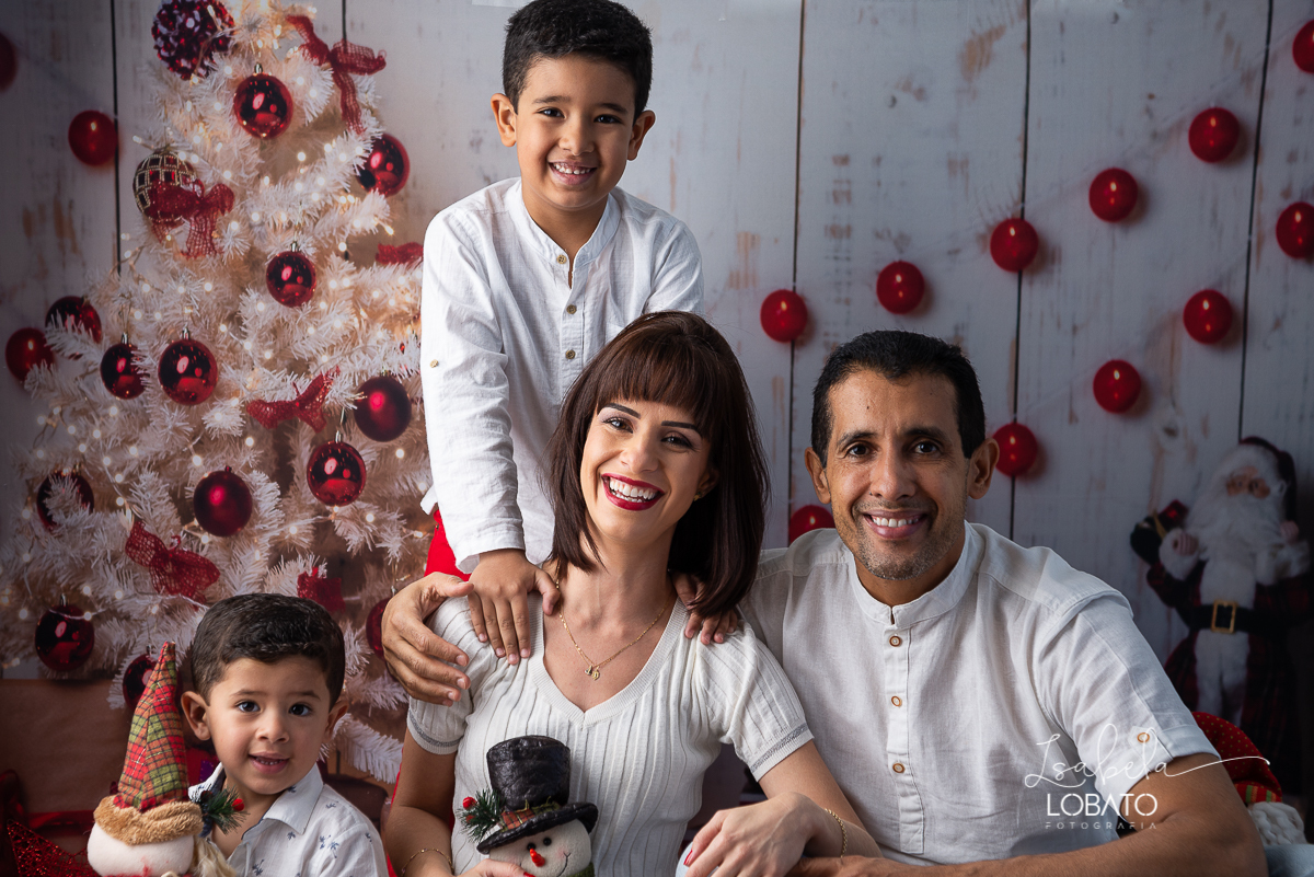 natal-2020-mini-sessao-fotografica-de-natal-ensaio-de-natal-o-natal-vem-vindo-vem-vindo-o-natal-dingo-bell-papai-noel-noite-de-natal-arvore-de-natal-boneco-de-neve-fundo-fotografico-de-natal-ideias-de-cenarios-de-natal-estudio-fotografico-barbacena