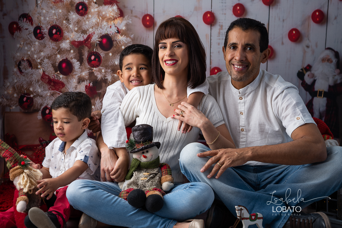 natal-2020-mini-sessao-fotografica-de-natal-ensaio-de-natal-o-natal-vem-vindo-vem-vindo-o-natal-dingo-bell-papai-noel-noite-de-natal-arvore-de-natal-boneco-de-neve-fundo-fotografico-de-natal-ideias-de-cenarios-de-natal-estudio-fotografico-barbacena