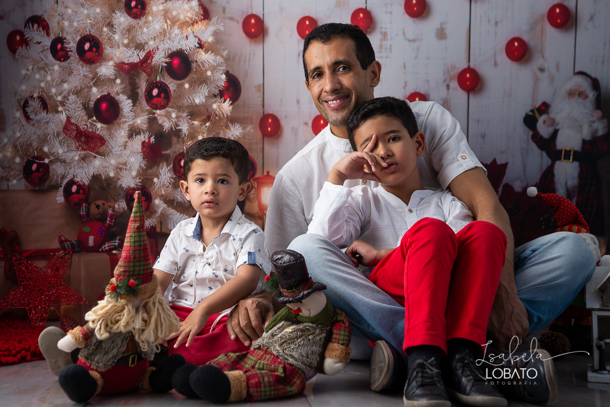natal-2020-mini-sessao-fotografica-de-natal-ensaio-de-natal-o-natal-vem-vindo-vem-vindo-o-natal-dingo-bell-papai-noel-noite-de-natal-arvore-de-natal-boneco-de-neve-fundo-fotografico-de-natal-ideias-de-cenarios-de-natal-estudio-fotografico-barbacena