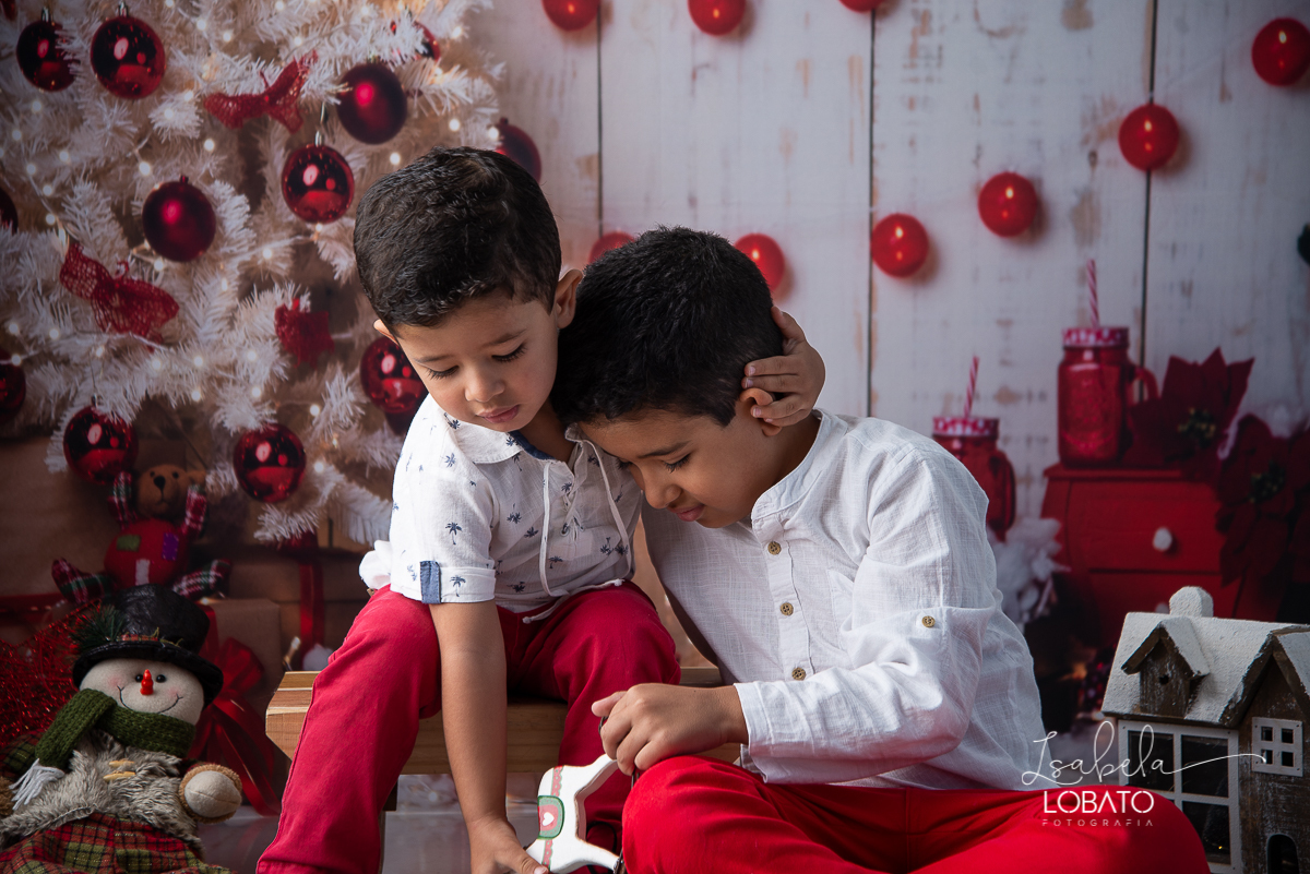 natal-2020-mini-sessao-fotografica-de-natal-ensaio-de-natal-o-natal-vem-vindo-vem-vindo-o-natal-dingo-bell-papai-noel-noite-de-natal-arvore-de-natal-boneco-de-neve-fundo-fotografico-de-natal-ideias-de-cenarios-de-natal-estudio-fotografico-barbacena