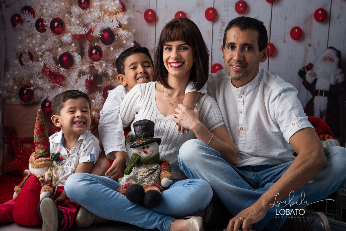 natal-2020-mini-sessao-fotografica-de-natal-ensaio-de-natal-o-natal-vem-vindo-vem-vindo-o-natal-dingo-bell-papai-noel-noite-de-natal-arvore-de-natal-boneco-de-neve-fundo-fotografico-de-natal-ideias-de-cenarios-de-natal-estudio-fotografico-barbacena