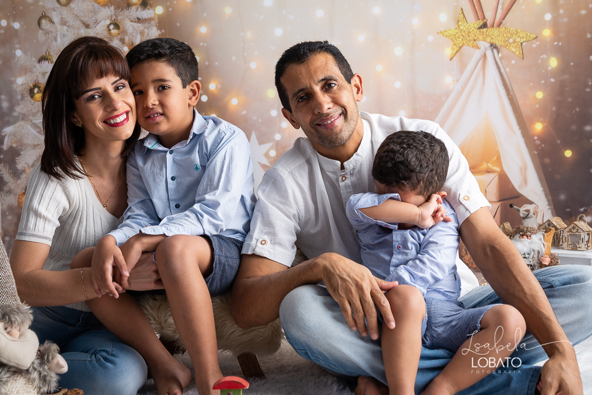 natal-2020-mini-sessao-fotografica-de-natal-ensaio-de-natal-o-natal-vem-vindo-vem-vindo-o-natal-dingo-bell-papai-noel-noite-de-natal-arvore-de-natal-boneco-de-neve-fundo-fotografico-de-natal-ideias-de-cenarios-de-natal-estudio-fotografico-barbacena