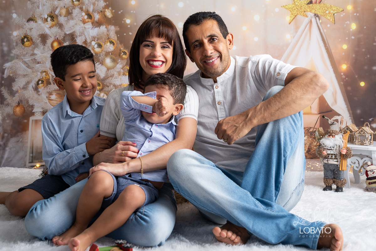 natal-2020-mini-sessao-fotografica-de-natal-ensaio-de-natal-o-natal-vem-vindo-vem-vindo-o-natal-dingo-bell-papai-noel-noite-de-natal-arvore-de-natal-boneco-de-neve-fundo-fotografico-de-natal-ideias-de-cenarios-de-natal-estudio-fotografico-barbacena