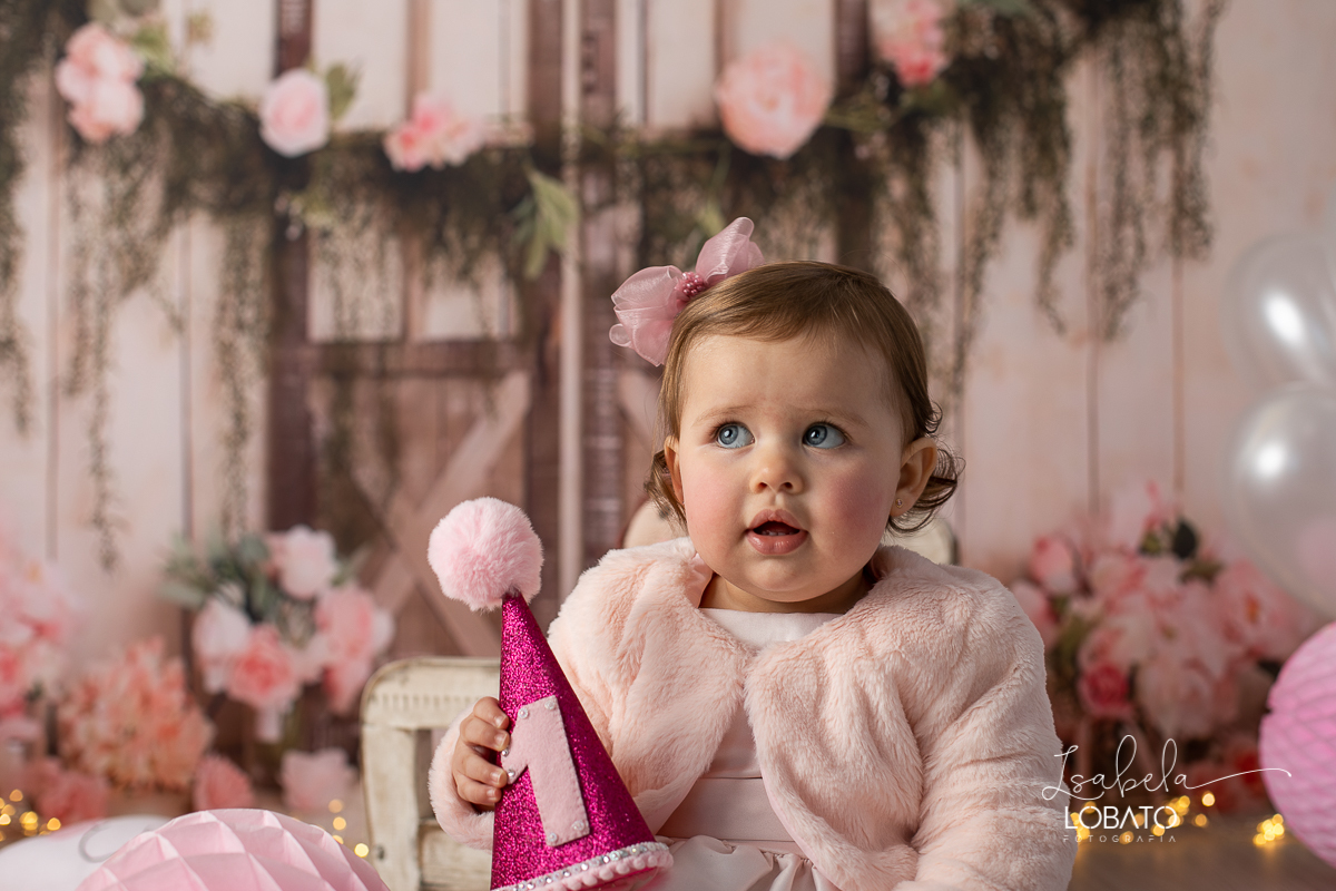 fotografa-de-criancas-em-barbacena-melhor-fotografa-de-barbacena-estudio-fotografico-infantil-isabela-lobato-fotografia-a-hora-do-bolo-mundo-rosa-boneca-de-pano-helena-smash-the-cake-esmagando-o-bolo-aniversario-de-um-ano-mundo-rosa-book-infantil-bq