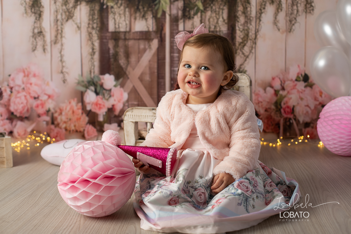 fotografa-de-criancas-em-barbacena-melhor-fotografa-de-barbacena-estudio-fotografico-infantil-isabela-lobato-fotografia-a-hora-do-bolo-mundo-rosa-boneca-de-pano-helena-smash-the-cake-esmagando-o-bolo-aniversario-de-um-ano-mundo-rosa-book-infantil-bq