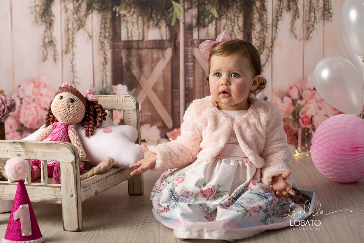 fotografa-de-criancas-em-barbacena-melhor-fotografa-de-barbacena-estudio-fotografico-infantil-isabela-lobato-fotografia-a-hora-do-bolo-mundo-rosa-boneca-de-pano-helena-smash-the-cake-esmagando-o-bolo-aniversario-de-um-ano-mundo-rosa-book-infantil-bq