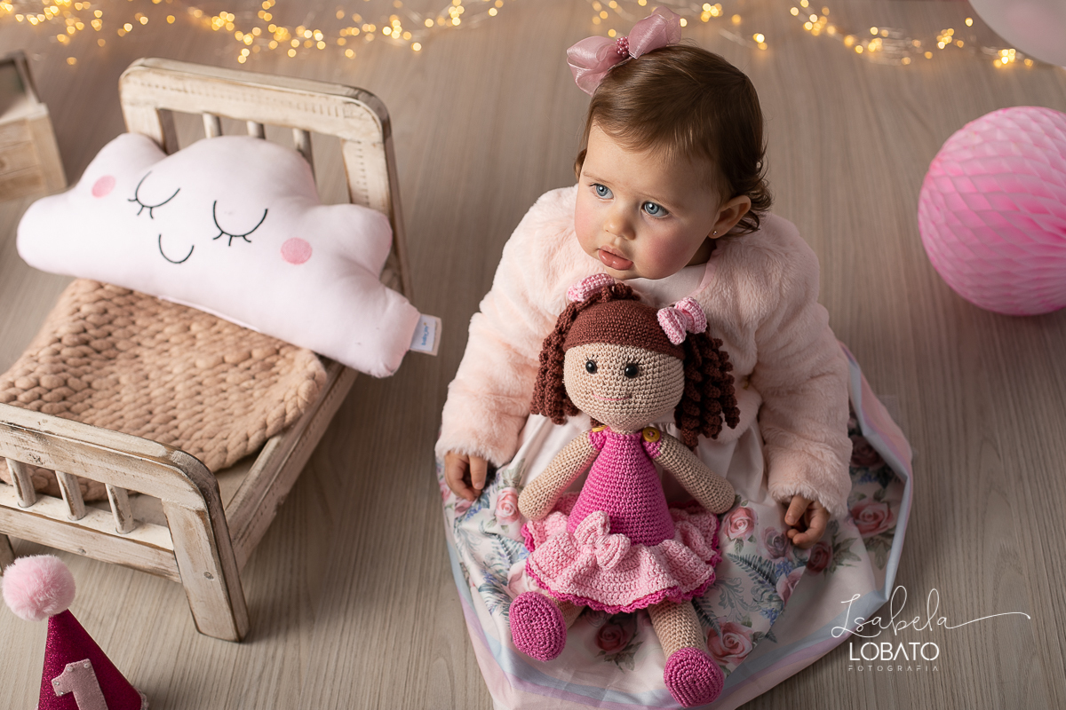 fotografa-de-criancas-em-barbacena-melhor-fotografa-de-barbacena-estudio-fotografico-infantil-isabela-lobato-fotografia-a-hora-do-bolo-mundo-rosa-boneca-de-pano-helena-smash-the-cake-esmagando-o-bolo-aniversario-de-um-ano-mundo-rosa-book-infantil-bq