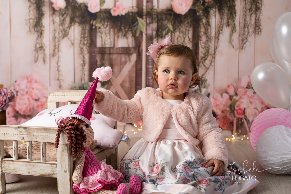 fotografa-de-criancas-em-barbacena-melhor-fotografa-de-barbacena-estudio-fotografico-infantil-isabela-lobato-fotografia-a-hora-do-bolo-mundo-rosa-boneca-de-pano-helena-smash-the-cake-esmagando-o-bolo-aniversario-de-um-ano-mundo-rosa-book-infantil-bq