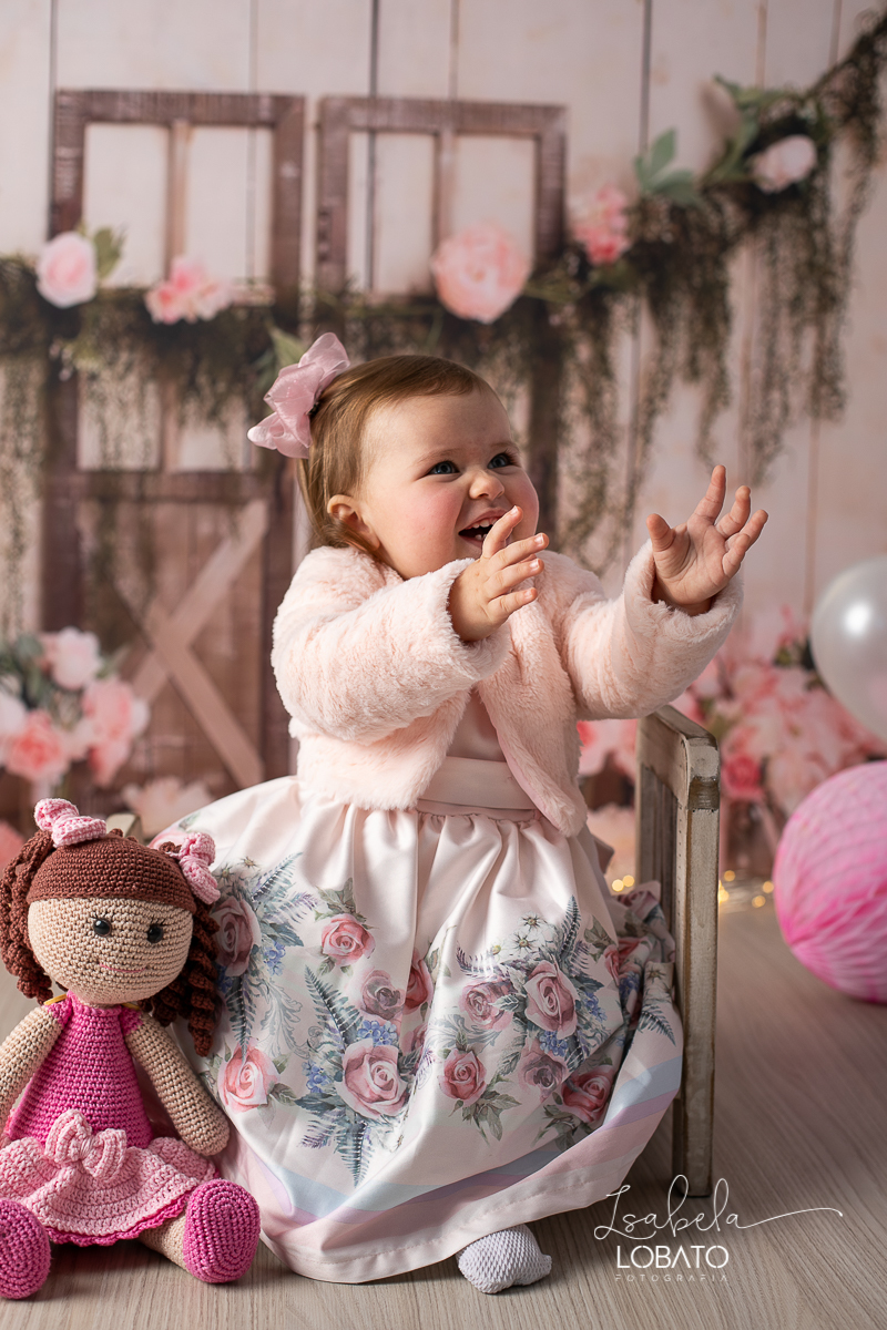 fotografa-de-criancas-em-barbacena-melhor-fotografa-de-barbacena-estudio-fotografico-infantil-isabela-lobato-fotografia-a-hora-do-bolo-mundo-rosa-boneca-de-pano-helena-smash-the-cake-esmagando-o-bolo-aniversario-de-um-ano-mundo-rosa-book-infantil-bq