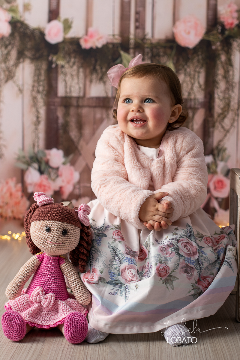 fotografa-de-criancas-em-barbacena-melhor-fotografa-de-barbacena-estudio-fotografico-infantil-isabela-lobato-fotografia-a-hora-do-bolo-mundo-rosa-boneca-de-pano-helena-smash-the-cake-esmagando-o-bolo-aniversario-de-um-ano-mundo-rosa-book-infantil-bq