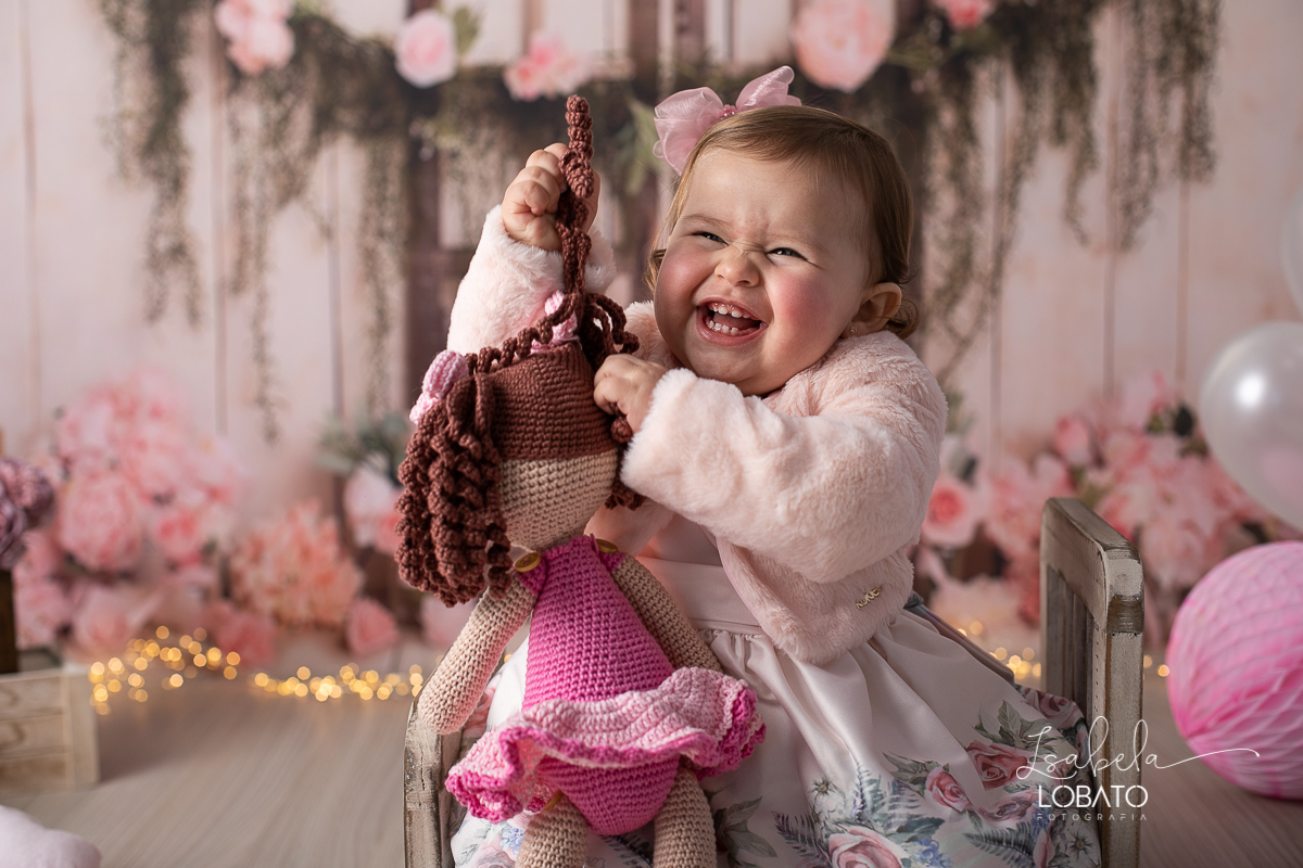 fotografa-de-criancas-em-barbacena-melhor-fotografa-de-barbacena-estudio-fotografico-infantil-isabela-lobato-fotografia-a-hora-do-bolo-mundo-rosa-boneca-de-pano-helena-smash-the-cake-esmagando-o-bolo-aniversario-de-um-ano-mundo-rosa-book-infantil-bq