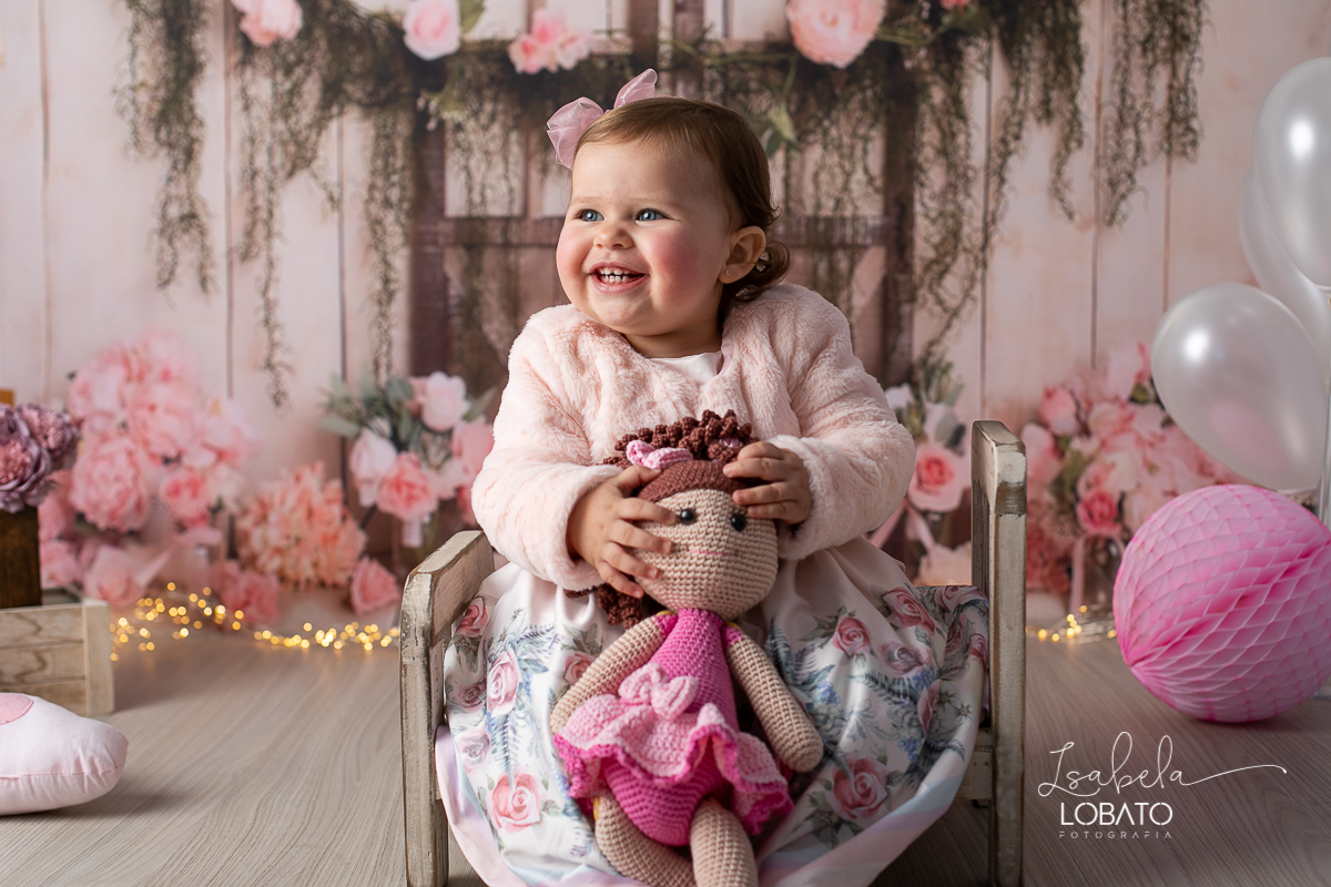 fotografa-de-criancas-em-barbacena-melhor-fotografa-de-barbacena-estudio-fotografico-infantil-isabela-lobato-fotografia-a-hora-do-bolo-mundo-rosa-boneca-de-pano-helena-smash-the-cake-esmagando-o-bolo-aniversario-de-um-ano-mundo-rosa-book-infantil-bq