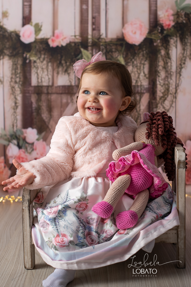 fotografa-de-criancas-em-barbacena-melhor-fotografa-de-barbacena-estudio-fotografico-infantil-isabela-lobato-fotografia-a-hora-do-bolo-mundo-rosa-boneca-de-pano-helena-smash-the-cake-esmagando-o-bolo-aniversario-de-um-ano-mundo-rosa-book-infantil-bq