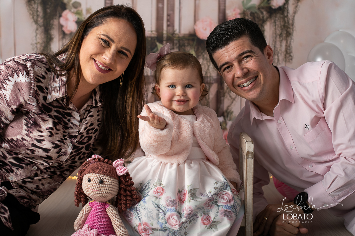 fotografa-de-criancas-em-barbacena-melhor-fotografa-de-barbacena-estudio-fotografico-infantil-isabela-lobato-fotografia-a-hora-do-bolo-mundo-rosa-boneca-de-pano-helena-smash-the-cake-esmagando-o-bolo-aniversario-de-um-ano-mundo-rosa-book-infantil-bq