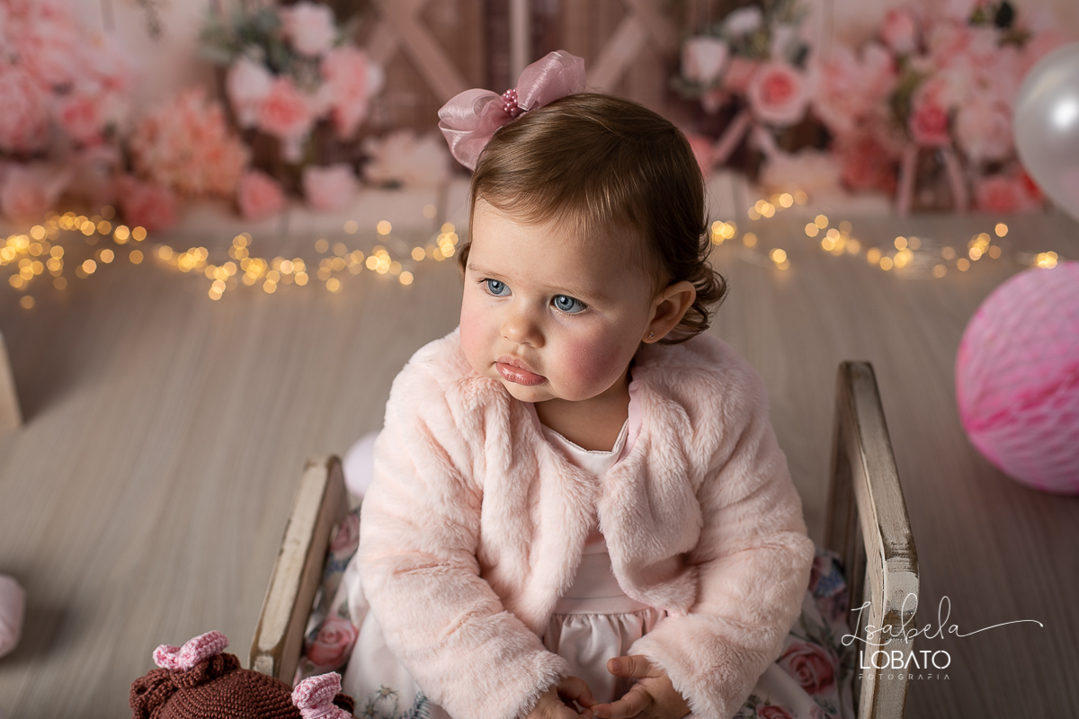 fotografa-de-criancas-em-barbacena-melhor-fotografa-de-barbacena-estudio-fotografico-infantil-isabela-lobato-fotografia-a-hora-do-bolo-mundo-rosa-boneca-de-pano-helena-smash-the-cake-esmagando-o-bolo-aniversario-de-um-ano-mundo-rosa-book-infantil-bq