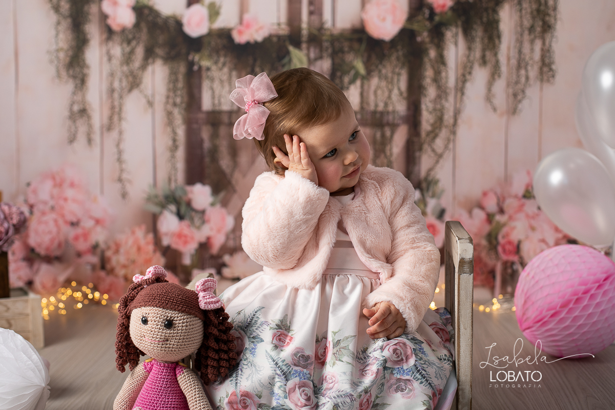 fotografa-de-criancas-em-barbacena-melhor-fotografa-de-barbacena-estudio-fotografico-infantil-isabela-lobato-fotografia-a-hora-do-bolo-mundo-rosa-boneca-de-pano-helena-smash-the-cake-esmagando-o-bolo-aniversario-de-um-ano-mundo-rosa-book-infantil-bq