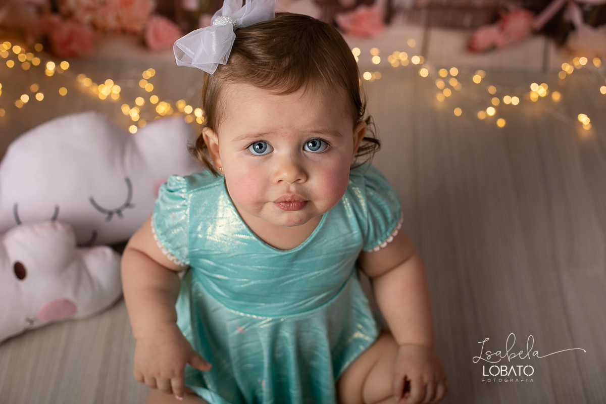 fotografa-de-criancas-em-barbacena-melhor-fotografa-de-barbacena-estudio-fotografico-infantil-isabela-lobato-fotografia-a-hora-do-bolo-mundo-rosa-boneca-de-pano-helena-smash-the-cake-esmagando-o-bolo-aniversario-de-um-ano-mundo-rosa-book-infantil-bq